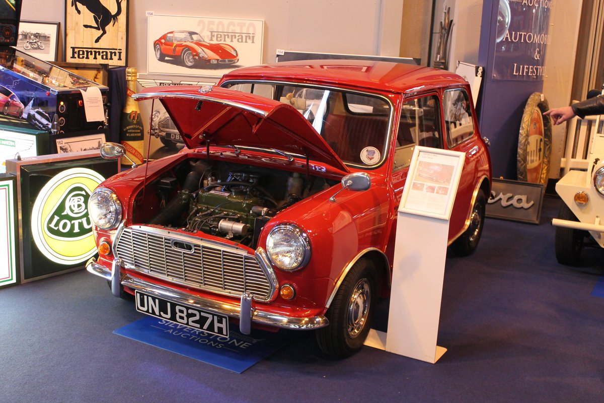 My_Classic_Car's tweet image. @HomeForMini Especially for you Margo, our lady in red ! I&apos;m sure if we had room for you, you&apos;d be enjoying a pampered lifestyle !