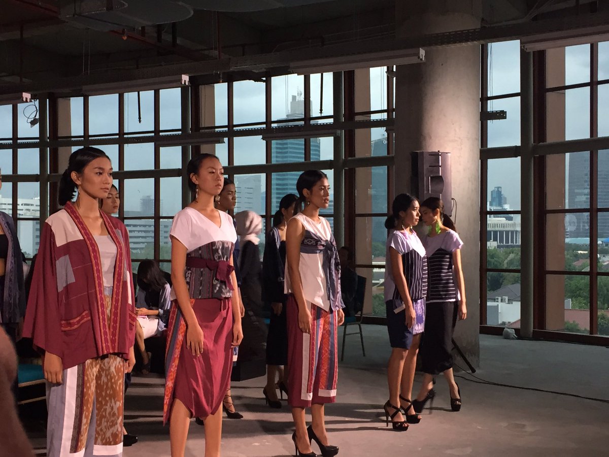UIFASHIONWEEK's tweet photo. Chic and stunning looks from Artfy Label & Lady Alesha β¨#UIFashionWeek2016 #EasternExposure https://t.co/UwAwqAgtfo