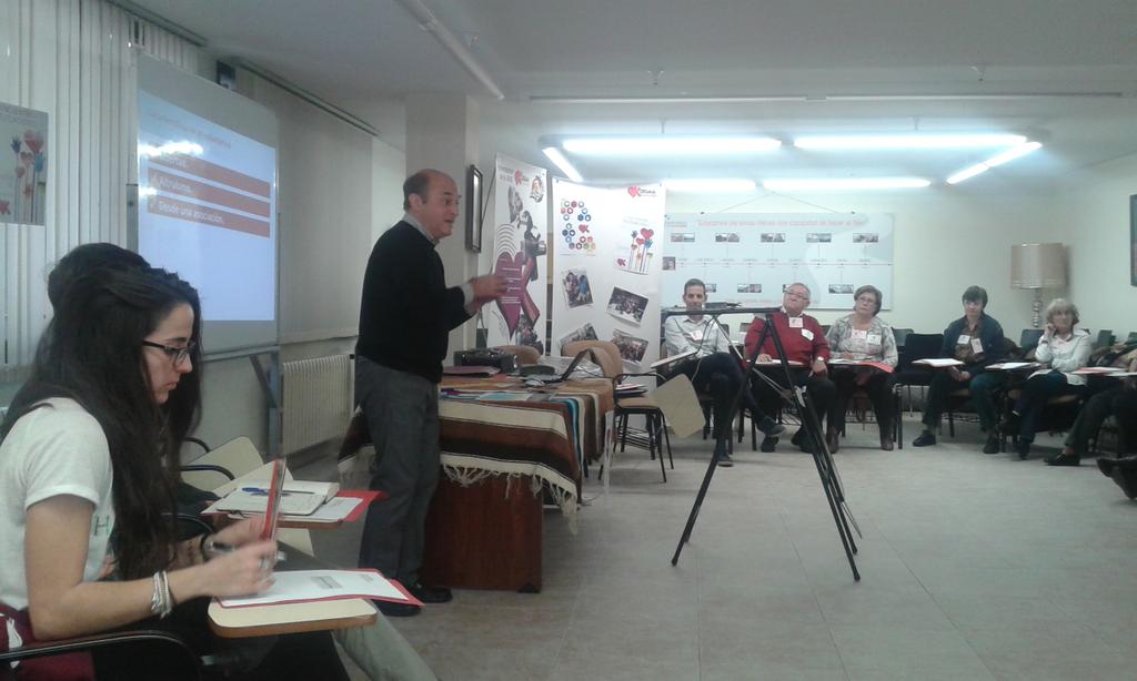 Victor Arias motivando a los voluntarios de Korima