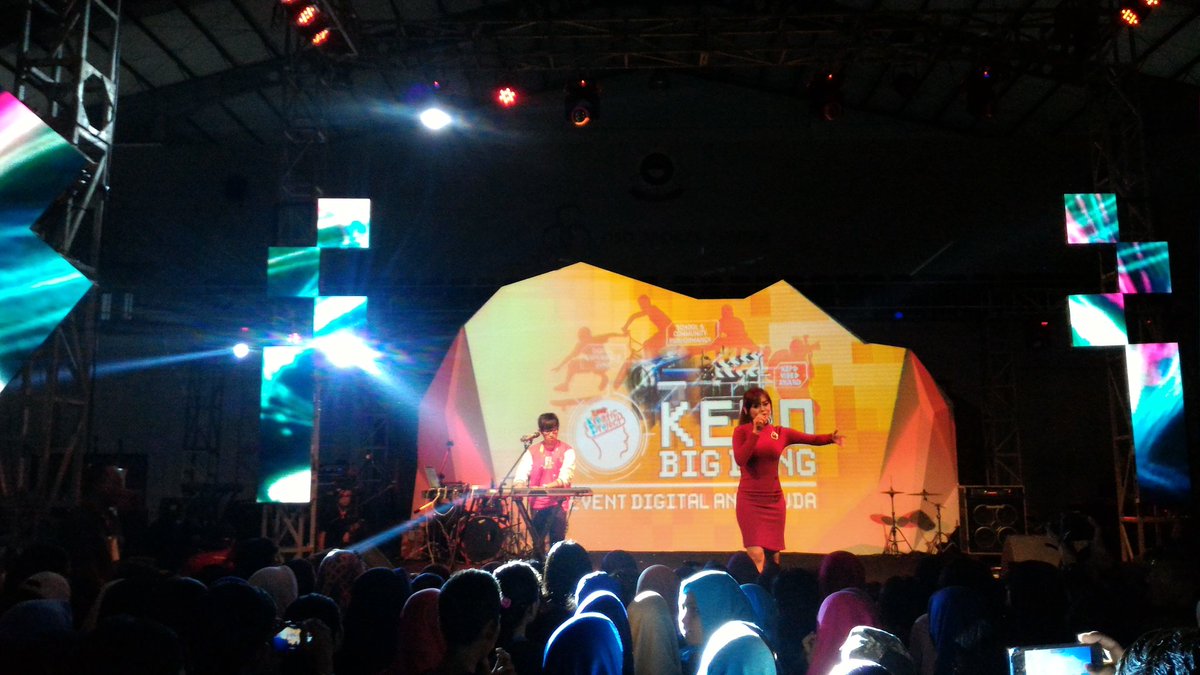 LOOP_ID's tweet photo. Saatnya kak @ekagustiwana ft. @nadya_rafika unjuk gigi. Kamu bisa liat livenya di https://t.co/1rBb61obgN #LOOPKePoBekasi #LOOPKePo2016 https://t.co/P9gak66XzK