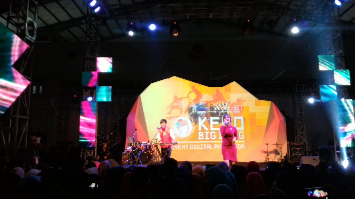 LOOP_ID's tweet photo. Saatnya kak @ekagustiwana ft. @nadya_rafika unjuk gigi. Kamu bisa liat livenya di https://t.co/1rBb61obgN #LOOPKePoBekasi #LOOPKePo2016 https://t.co/P9gak66XzK