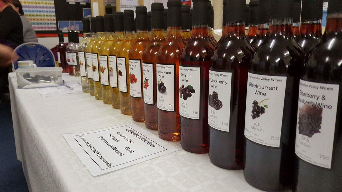 LindleyFoodFair's tweet photo. Welcome to #Lindley #food #fair @LuddendenVWines @lordsbrewing #beer #wine #ChristmasIsComing #saturdaynight #shoplocal #Huddersfield https://t.co/WACOxFZt0j