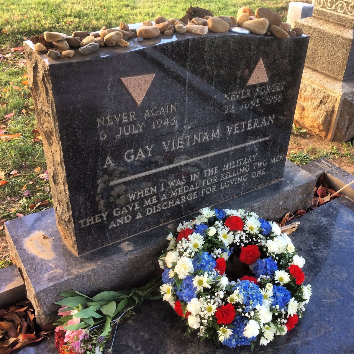 IbonPerezTV's tweet photo. Un veterano de Vietnam eligió esto de epitafio:"cuando era militar me dieron una medalla por matar a 2 hombres y un despido por amar a  uno" https://t.co/JS5rxKMkC7