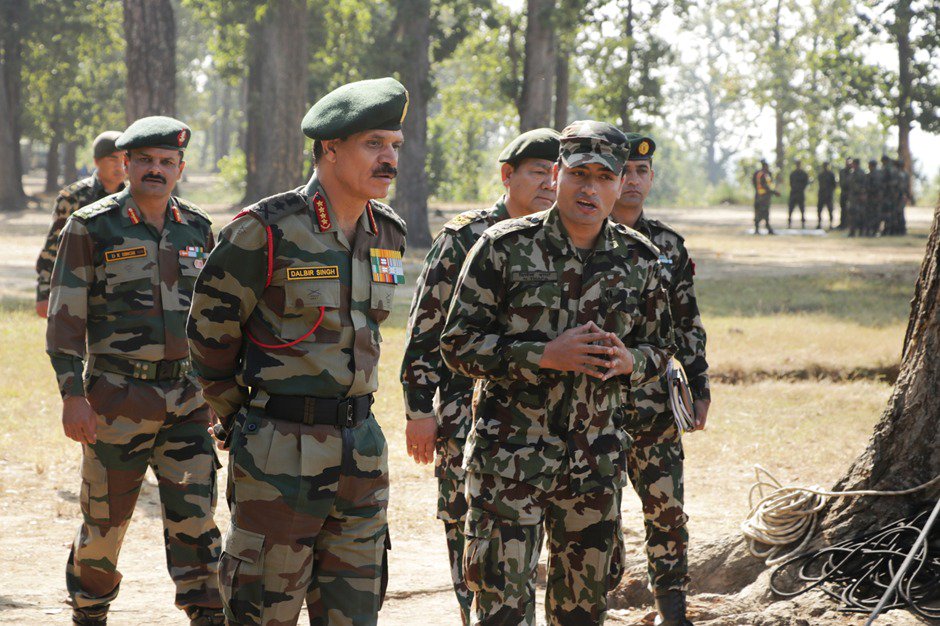 adgpi's tweet photo. Gen Dalbir Singh #COAS received by Commandant #NepaleseArmy Battle School, reviews Jt #ExSuryaKiran2016. https://t.co/vt6Ai48vFa