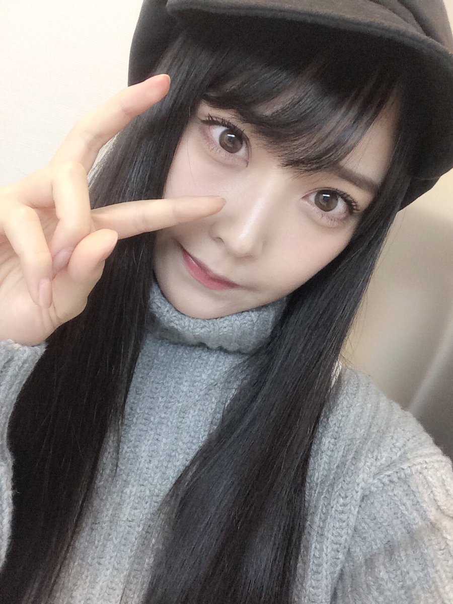 白間 美瑠 Twitterissa 今日は ニットのワンピースで京都を少し歩いたのですが 大阪 すごく暖かかったから 汗かいたよ 今の季節 服 選ぶの難しいなぁ