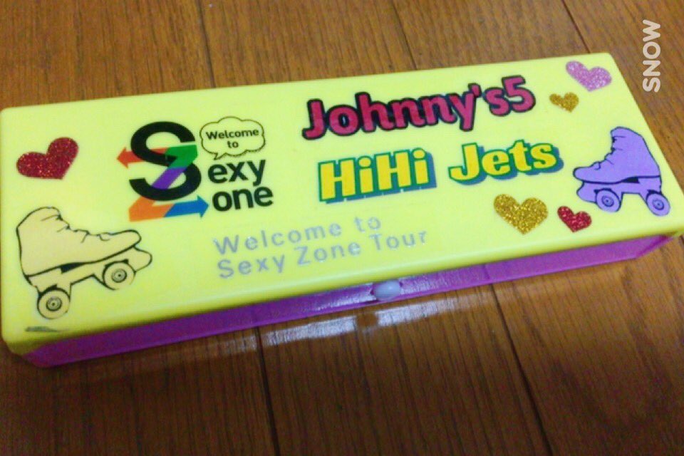 Jetなdoする みったん My ペンケース Hihijetsとセクゾでいっぱいw いや 引かないで でも見た目は ジャニヲタじゃないと意味わからないよね 中もジャニーズいーぱい ローラーのペンケースとセットで使ってる こんな筆箱でも引かないよって人rt