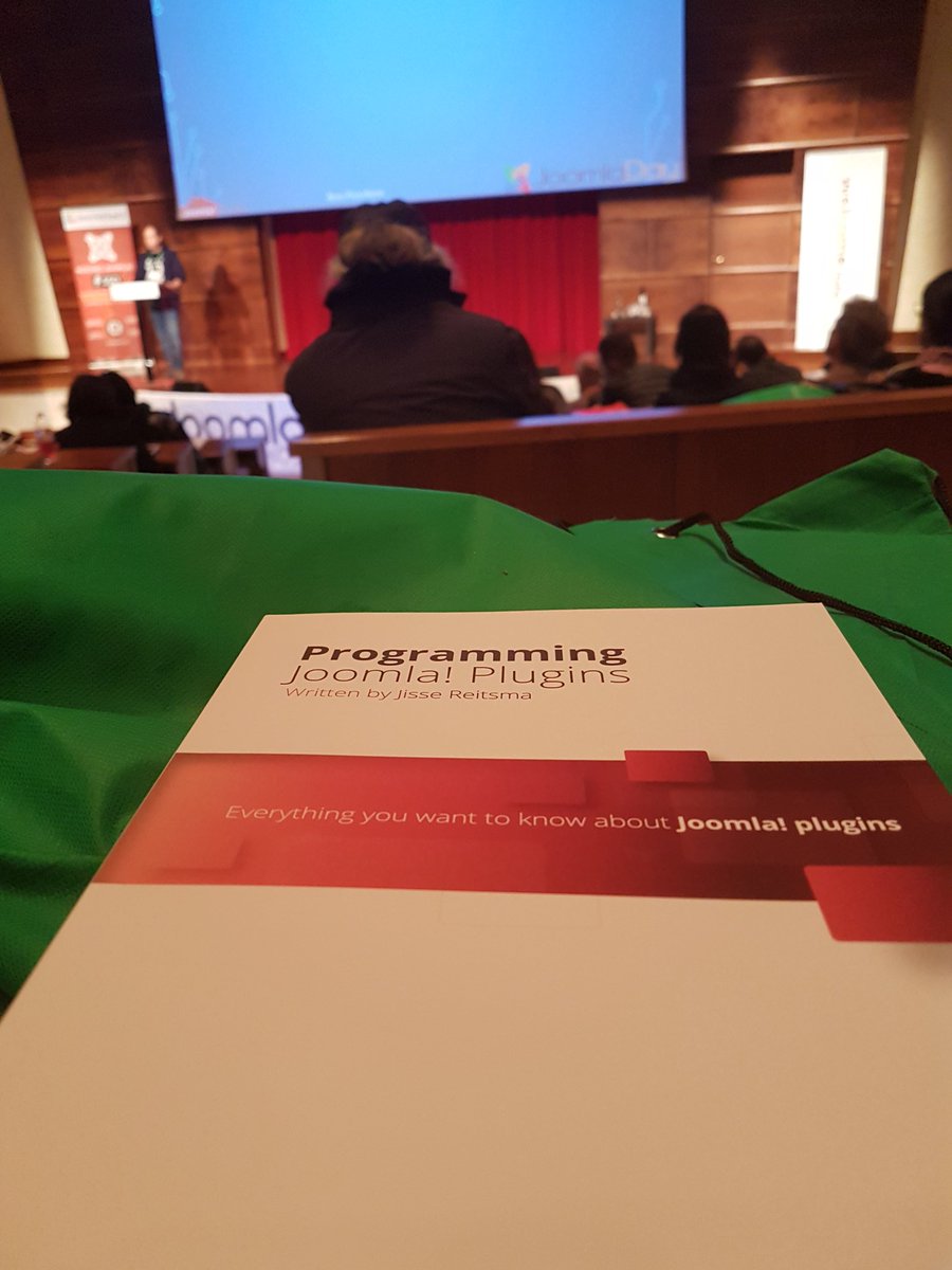 davidfrassi's tweet image. #joomladay regala tra i gadget un bel librino per i developer