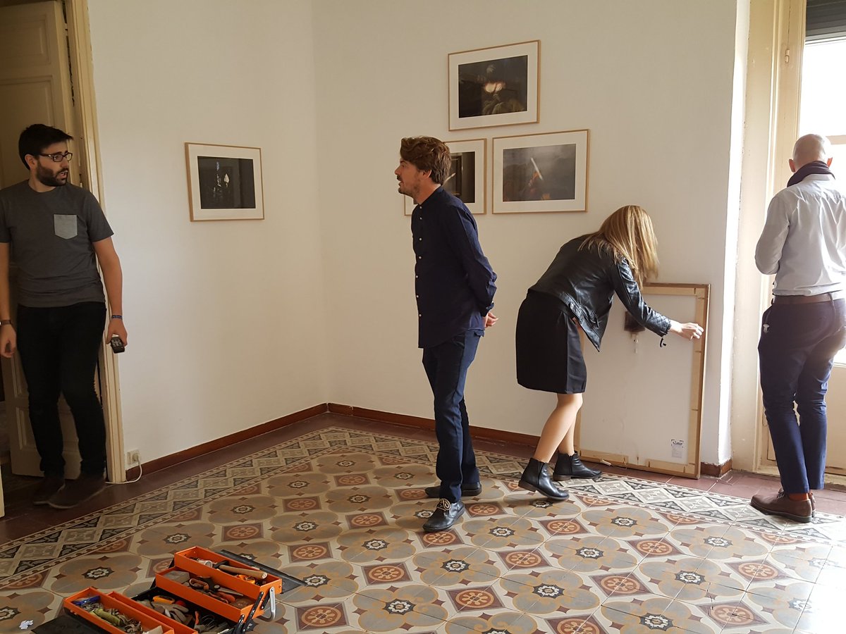 AbellanMurcia's tweet photo. Ultimando detalles. 'Lumières du midi' en #CuartodeInvitados #Madrid #ArtistasMurcianos #RafaelFuster #TatianaAbellan #RodrigoCarreño https://t.co/YgTCEsS78W