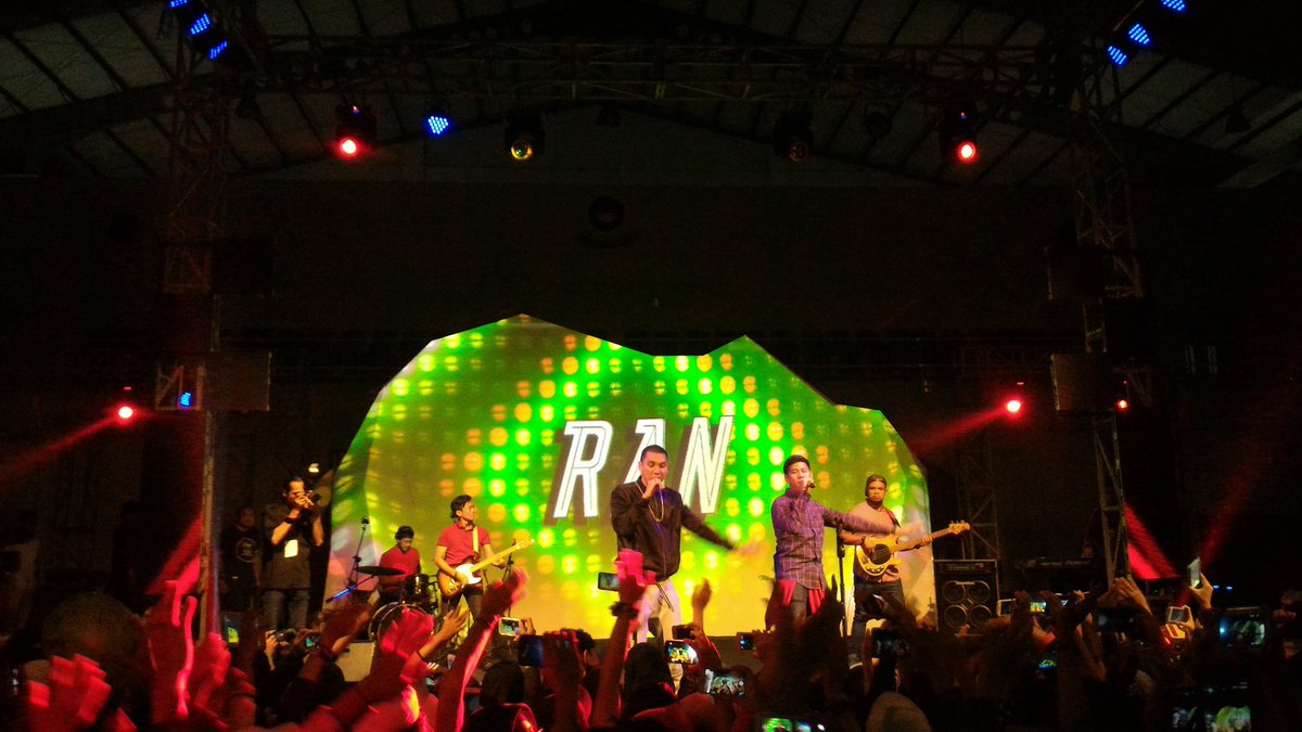 LOOP_ID's tweet photo. Akhirnya @RANforyourlife perform jg di #LOOPKePoBekasi. Buat yg gamau ketinggalan, tonton livenya di https://t.co/p8g9k3i6nc #LOOPKePo2016 https://t.co/pfjSqzP2iT