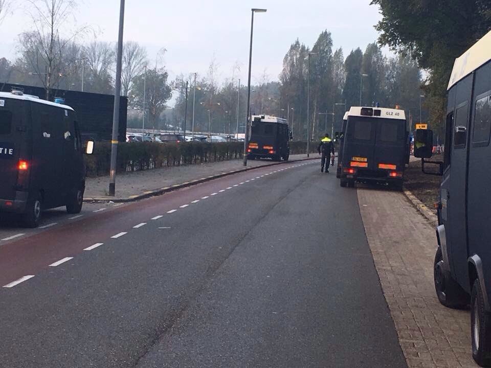 BVG87's tweet photo. Feyenoord-Ajax? Nee joh, de intocht van #Sinterklaas. Je weet wel, dat KINDERfeest...#Maassluis https://t.co/ylvDUlS31z