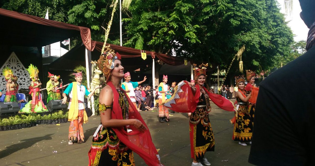Terlihat bule rusia jg antusias terhadap kesenian dr Banyuwangi pic by Ira #BEC2016
