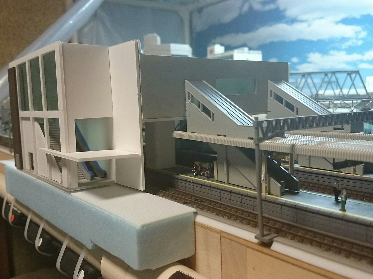 フラトレ 鉄 自作橋上駅舎 一気に作ってしまった 構想図とちょっと違うけど形にはなったかな 反対側出口は未完成だけどkato駅舎の階段を流用予定 フラトレ 鉄 自作橋上駅舎 一気に作ってしまった 構想図とちょっと違うけど形にはなったかな 反対側出口は未完成だけどkato駅舎の階段を流用予定