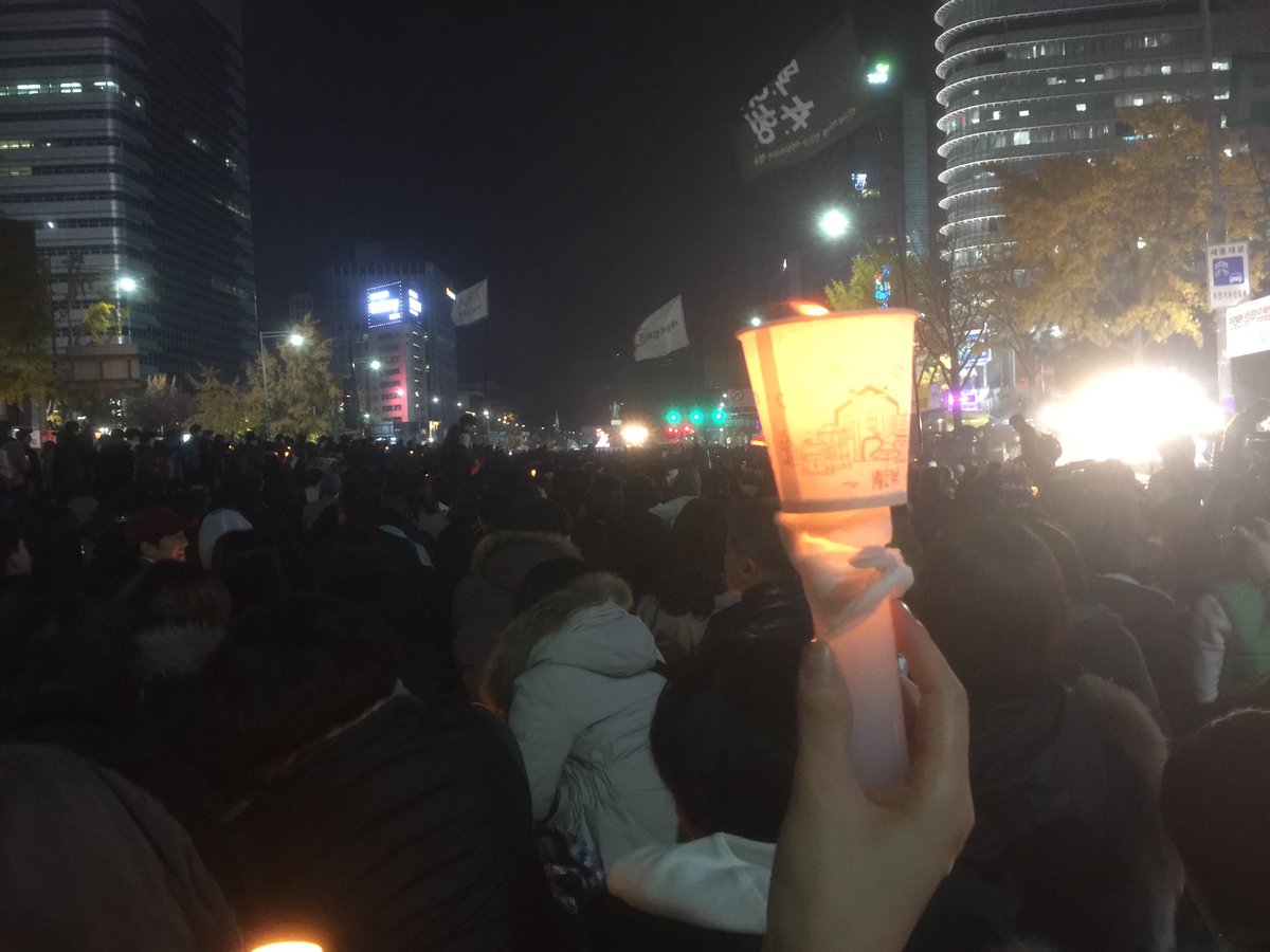 광화문앞에서 새계가놀랄 시민개혁이 만들어 지고 있습니다