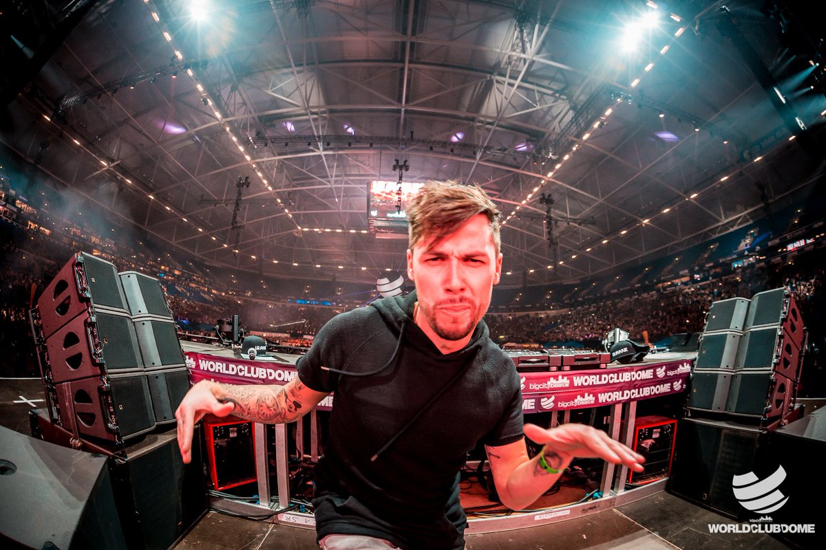 HANDS UP FOR <a href="/LeShuuk/">Le Shuuk</a> 🙌🏼🙌🏼🙌🏼🙌🏼 

A great kick off to <a href="/BigCityBeats/">BigCityBeats</a> #WorldClubDome Winter Edition 2016!