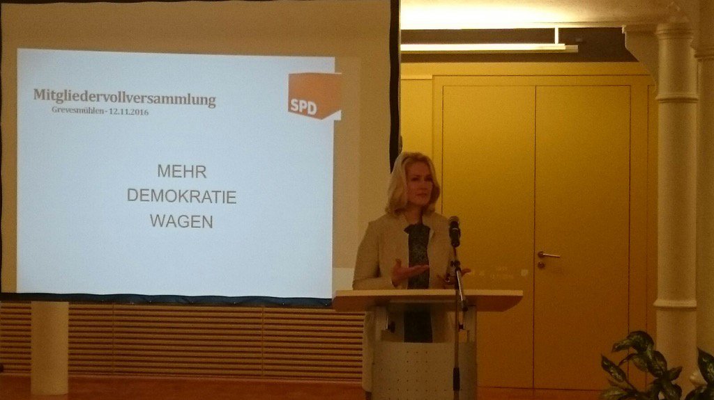 ManuelaSchwesig's tweet photo. Mehr Demokratie wagen! Das Motto der #SPD in Nordwestmecklenburg - Wismar👍 Danke @JusosNWM  für eueren Einsatz! https://t.co/ET1ouXMGHv
