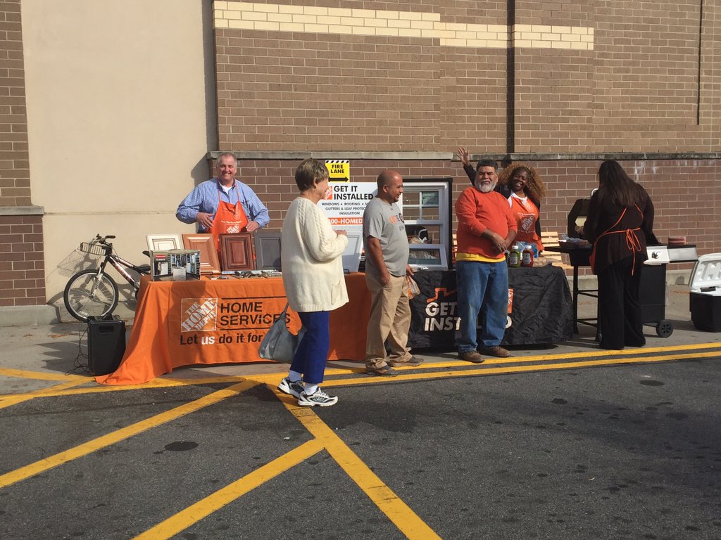 Hot dogs and hot deals at 1749!  HDI and HDE team up with 1749! <a href="/mica_kimberly/">Mica kimberly</a> <a href="/PTHingos/">Peter T. Hingos</a> <a href="/RyanSilcott/">Ryan Silcott</a> @SHAMWOWJR95