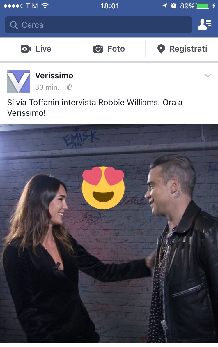 laura_consonni's tweet photo. Quello che mi ha colpito è stata la scritta #EmisK #EmisKilla 😂😂😂#nonCeLaPossoFare #Verissimo @RealEmisKilla https://t.co/ekWK0DYHSM