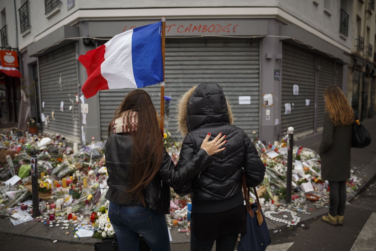 EU_Commission's tweet photo. #ParisAttacks "The memory of the victims of that brutal night will remain forever etched in our hearts" @JunckerEU https://t.co/PNf5UCQNB8 https://t.co/zYkhd3MHLp