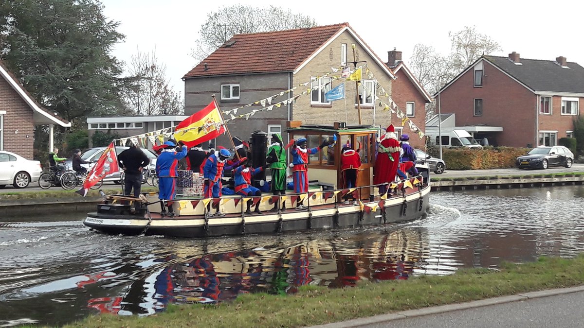 Ennodeboer's tweet photo. Sinterklaas is op weg van #Geerdijk naar #Vroomshoop met alleen maar Zwarte Pieten 👍 https://t.co/7BXw7L4ORl