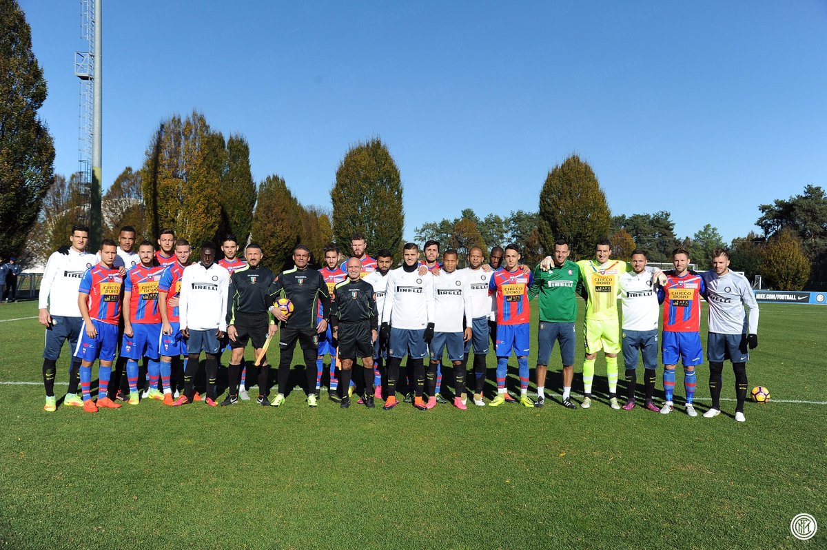Inter_id's tweet photo. 📷 Foto dan laporan dari laga persahabatan #InterChiasso dalam latihan pagi ini 
👉 https://t.co/Xd4AifVuyK  #FCIM https://t.co/CiKwrl5Rvr