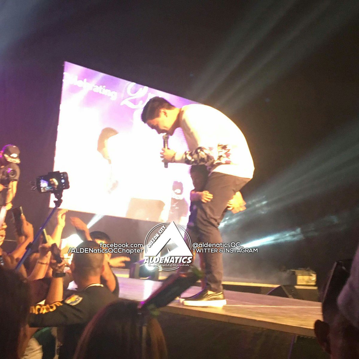 ALDENaticsQC_'s tweet photo. This will never not be precious. 😭

#ALDUBSorpresaDay 
#SilverSayaBatangas https://t.co/HESTgKtSgl