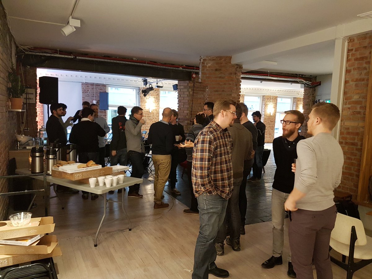 sveiniversen's tweet image. Mingling i matpausen. #norweb #Drupal