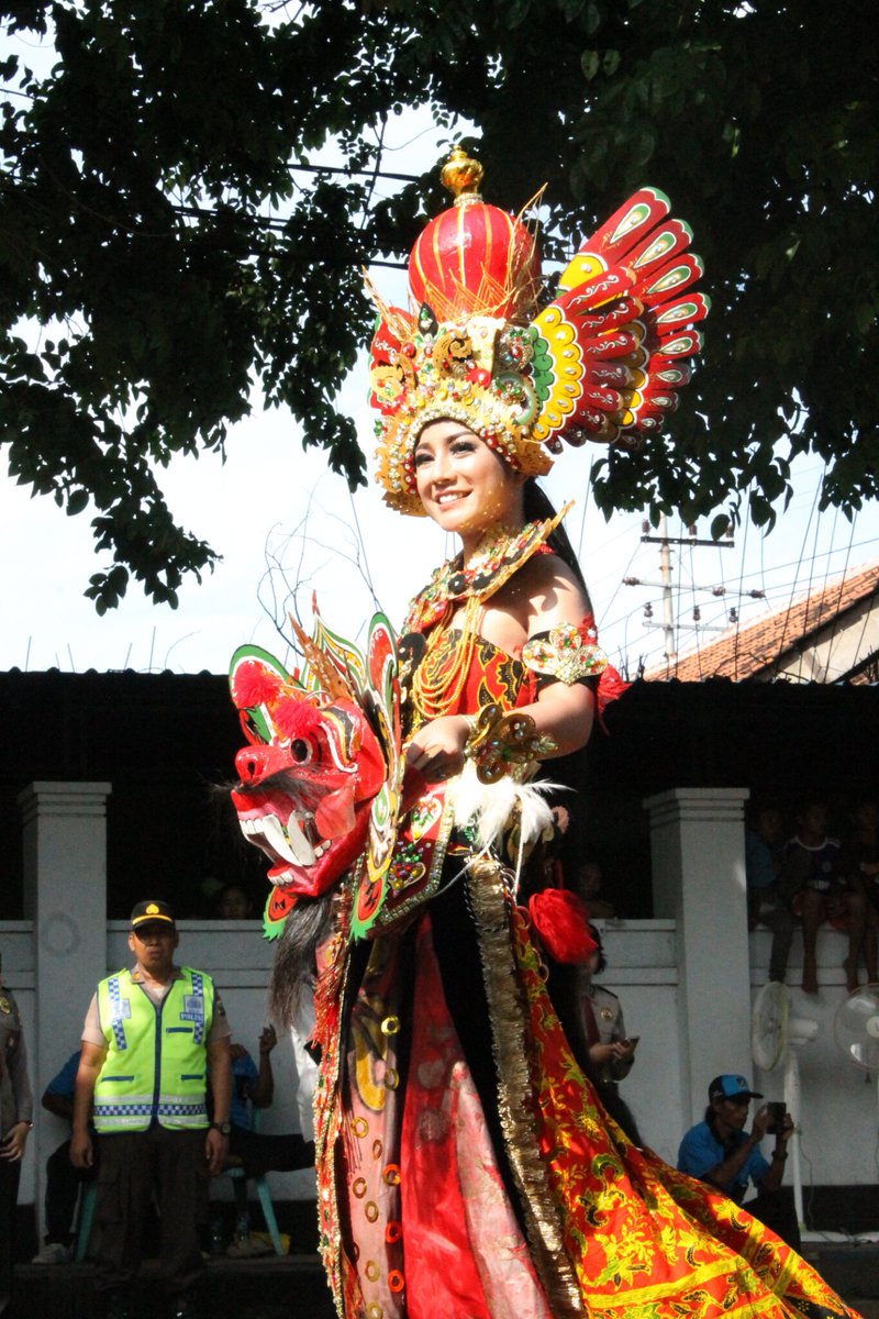 infobwi's tweet photo. Putri pariwisata RI ikut andil dalam rangkaian BEC 2016 dengan memakai kostum sunar udara"barong kemiren" @Kemenpar_RI @DiknaFaradiba https://t.co/b1wVum4Zep