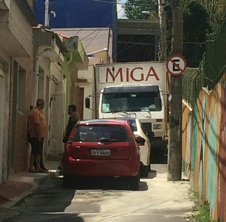 gudifela's tweet photo. ... sua loka! Não pode estacionar aí não! https://t.co/Mio6qJi3bw