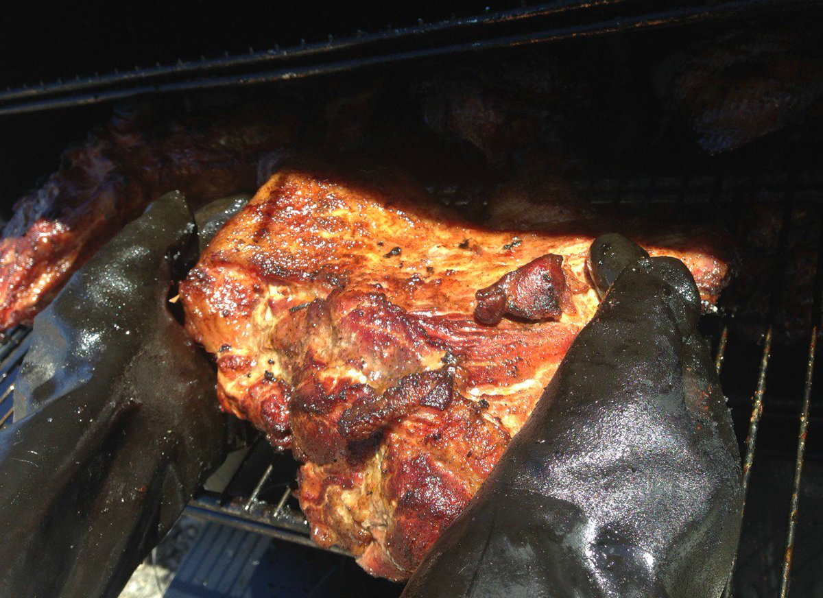 BigFatDaddys's tweet image. America: We are ONE Nation.  Stop burning flags! SMH. How about some comfort #food? #BBQ #Barbecue #barbeque Gettin my butt on....