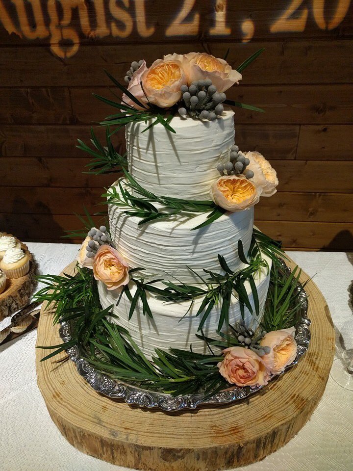 How lovely having color contrasts for your wedding cake!