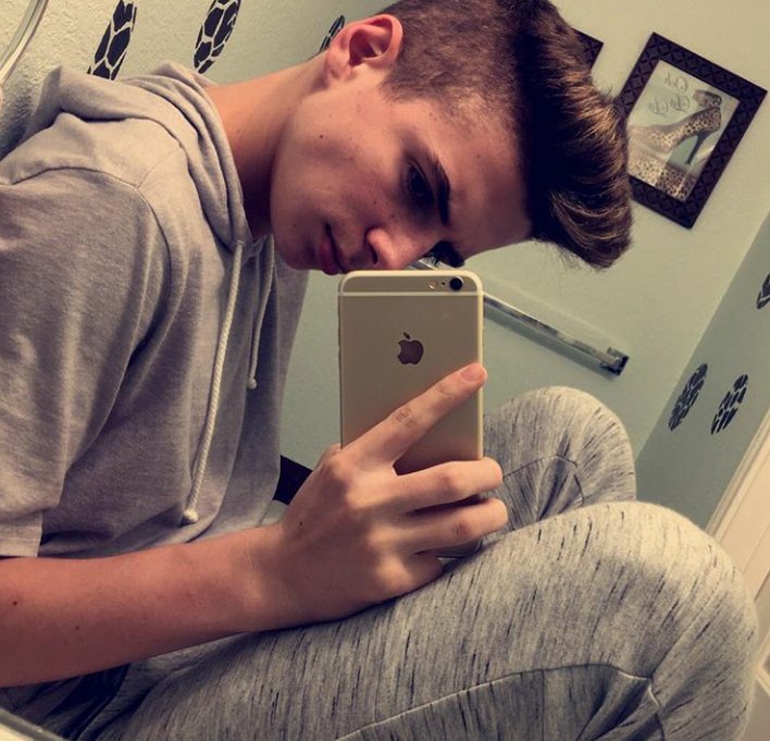 incrediblehvlk's tweet image. Lowkey need some more real friends