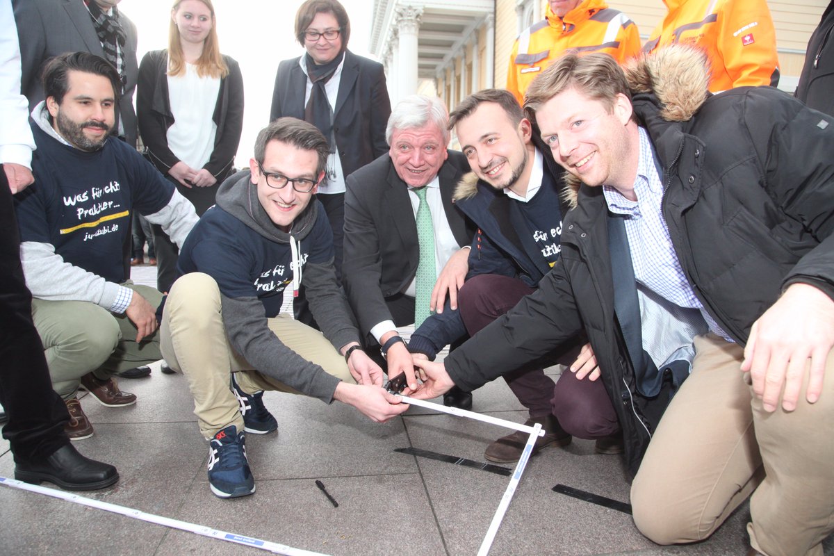 Junge_Union's tweet photo. Geschafft! Wir haben den Weltrekord :-) Das Finale mit MP #Bouffier, @PaulZiemiak und @StHeck! #juAzubi #dlt16 #weltrekord https://t.co/w1olZFOyaT