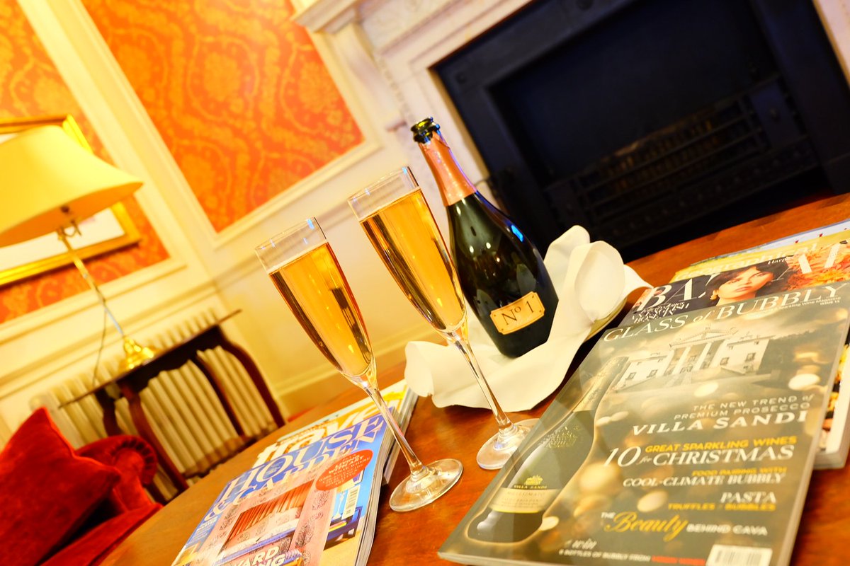 GlassOfBubbly's tweet image. Who can resist some bubbly early afternoon? With a magazine or two to read of course...