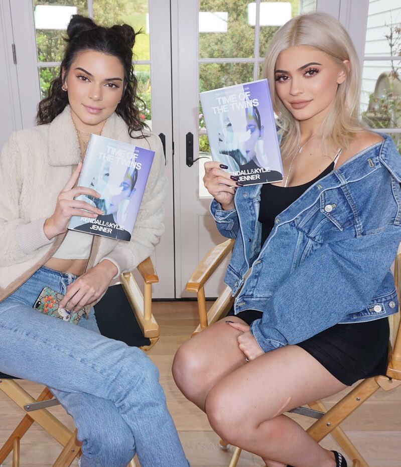 Sister <a href="/Jennerkenpriv/">Kendall Jenner</a>