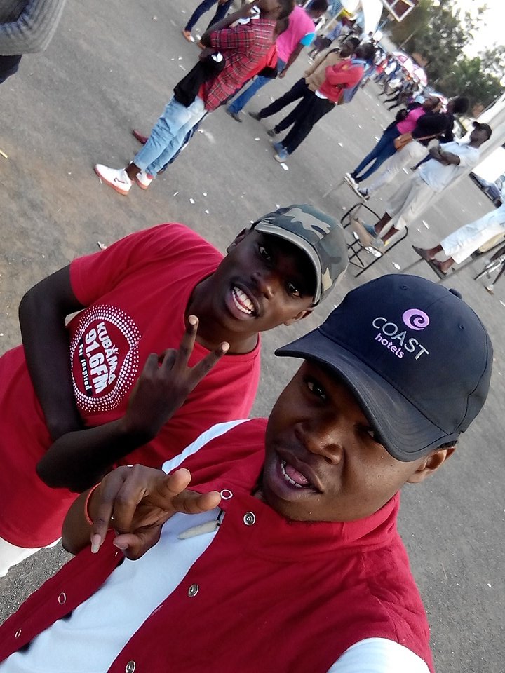 Meanwhile... More selfies
Willy paul ametobolewa tire. Haha
#HuaweiMsetoCampusTour 
#MsetoCampusTour 
<a href="/MaxKabisa/">Max Kabisa</a>
