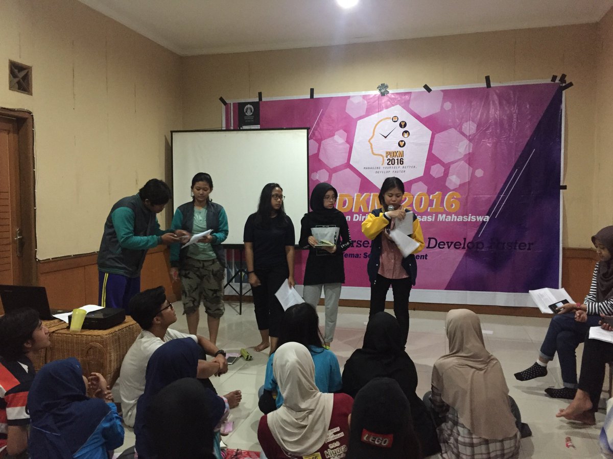 Hari kian larut, tapi para peserta PDKM 2016 masih semangat mempresentasikan laporan divisi mereka dalam Simulasi Kepanitiaan! :D