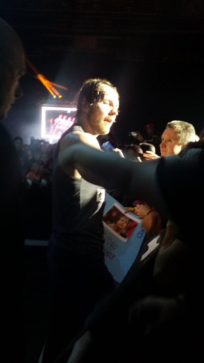 claaudiialoopez's tweet photo. Y ya que te firme uno de tus ídolos es lo mejor que puede pasarte😢😢😢😍😍😍 #wwebarcelona #WWELive #DeanAmbrose https://t.co/GEByQyAS5g