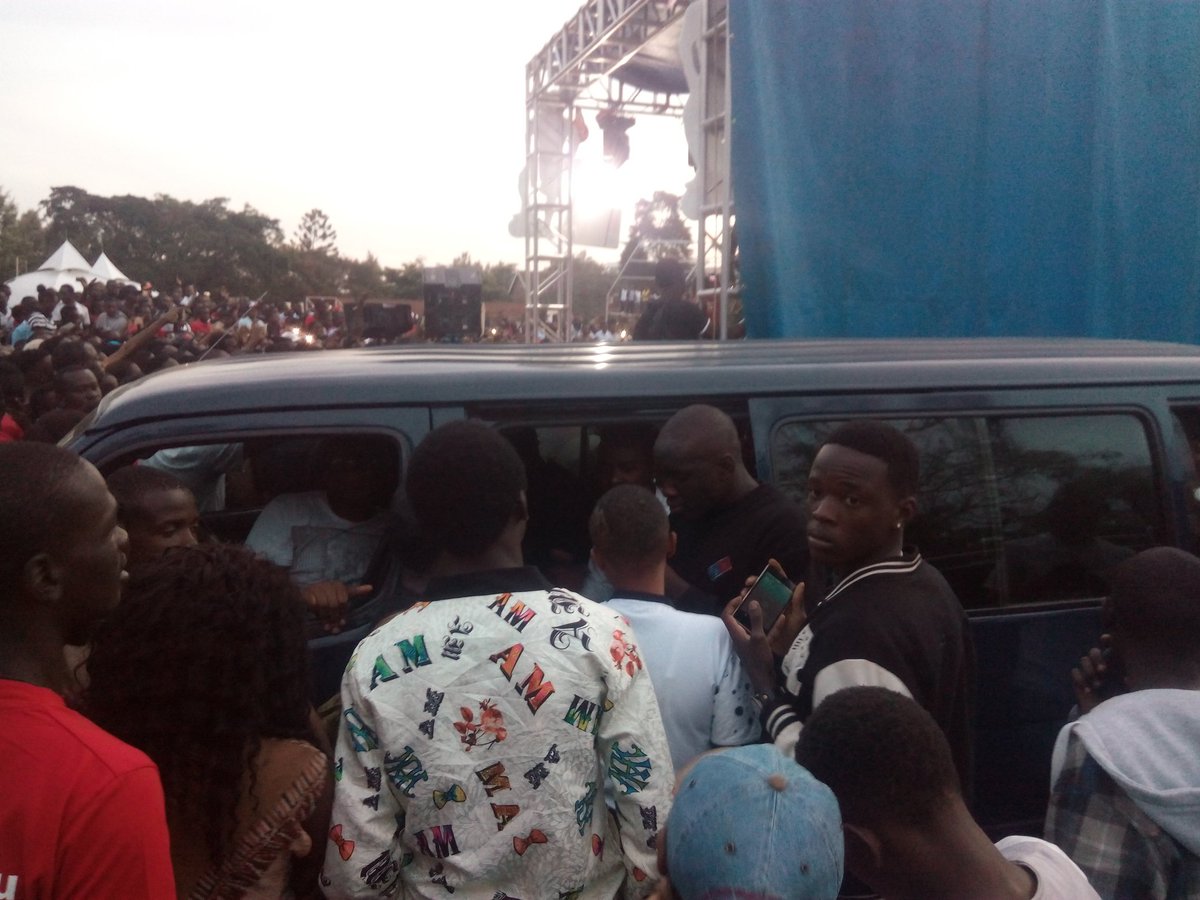 #HuaweiMsetoCampusTour 
Willy paul the msafi is now safe Hehe
Muscle men around him at backstage. 
#MsetoCampusTour