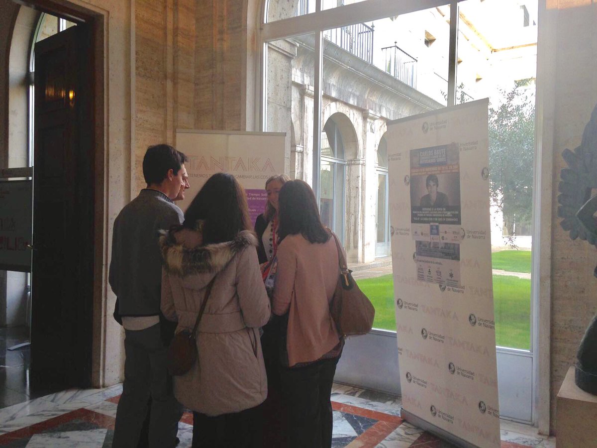tantakaunav's tweet photo. En las #JornadasdePuertasAbiertas, Carol y Ceci han contado cómo puedes ser solidario en tu vida universitaria. #gotaagota https://t.co/kozanAjoG4