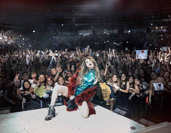 kimpetrasbrasil's tweet photo. Melhor família! ❤ @selenagomez as Favorite Female Artist - Pop/Rock at the #AMAs. Sussurro for AMAs https://t.co/8dcRuK4FUO