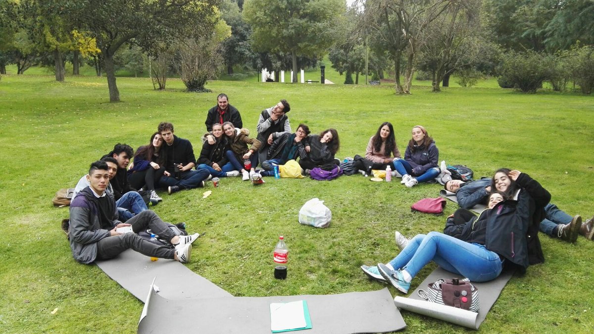 lindo día colando frisbees en árboles, jugando a cosas chachis y haciendo los nudos 💜🌲