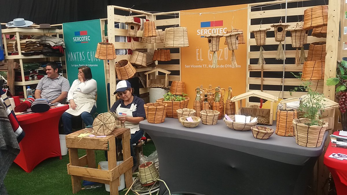 Sernatur's tweet photo. Ven a #FeriaVyva2016 y vitrinea productos típicos de nuestros destinos nacionales. Te esperamos hoy y mañana en Parque Bicentenario! https://t.co/Jcpq1ZVwG3