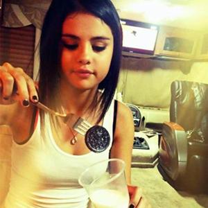 cabell0turr4's tweet photo. 1.¿Te cae bien selena gomez?
rt si//mg no https://t.co/HIQBg8lWS6