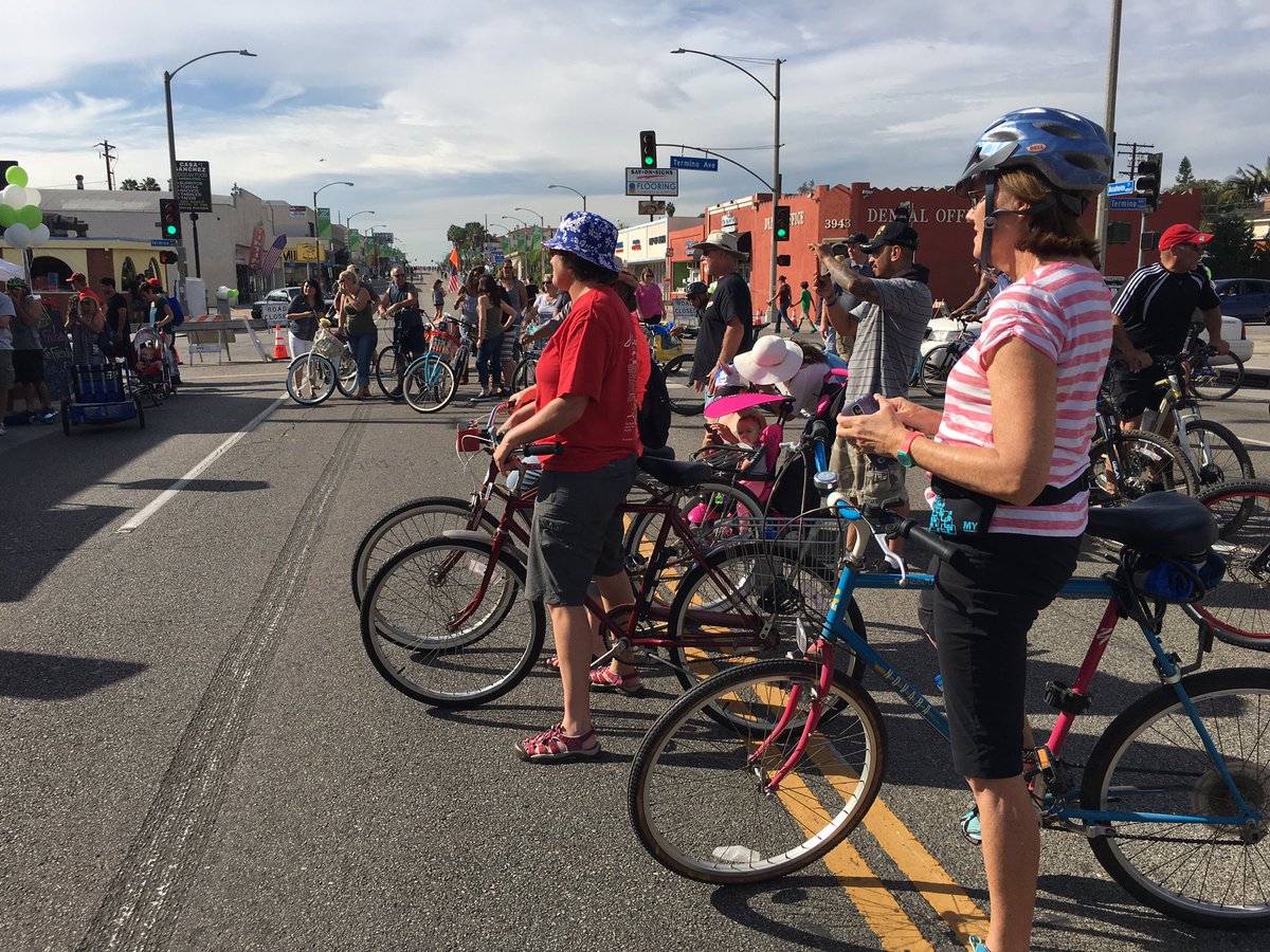 KayteDeioma's tweet photo. #whooligans playing in front of @Redleprechaunlb at #Beachstreets in @VisitLB https://t.co/7t1uvIA49S