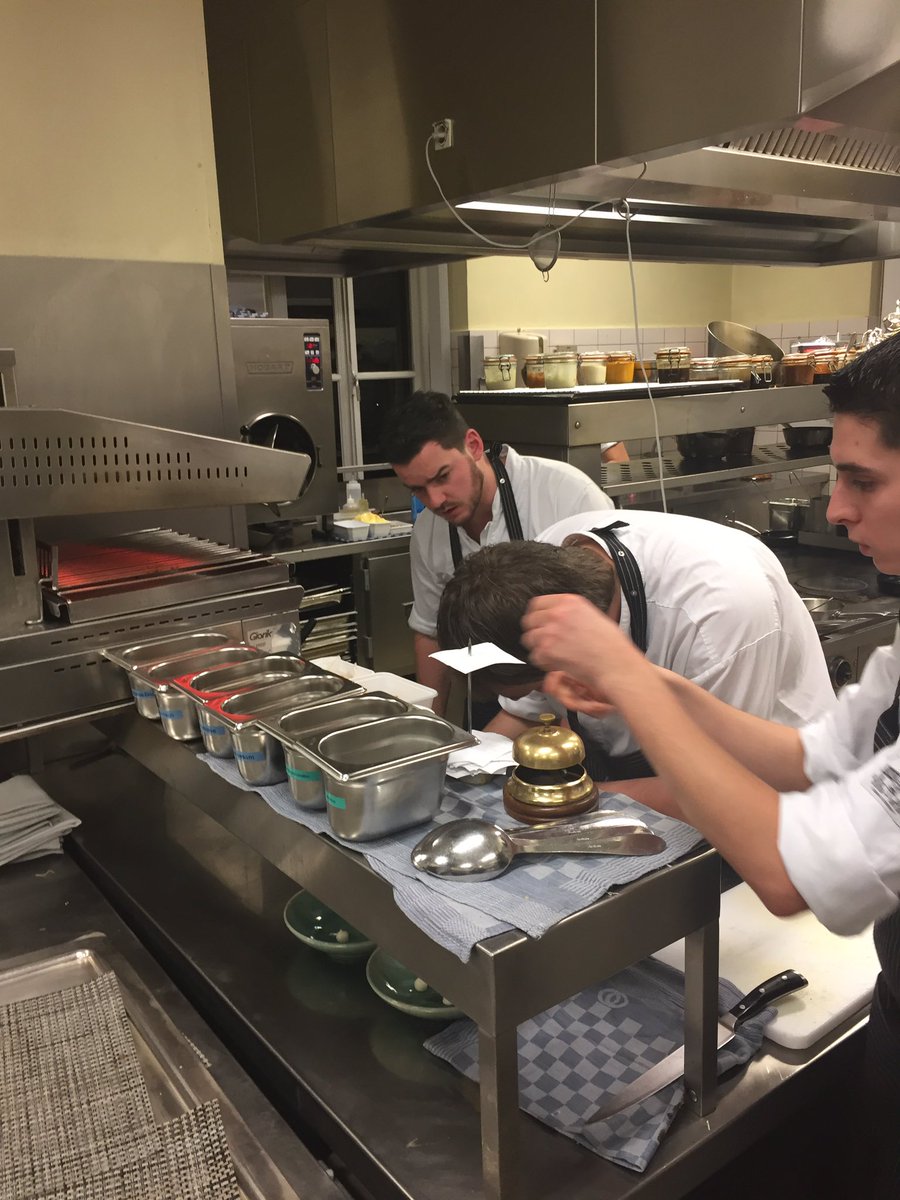 ElsImthorn's tweet photo. Mogen kijken in de keuken van @Rest_Neercanne. Wat wordt daar hard gewerkt! #geoliedemachine https://t.co/ZP1HHAKGfQ