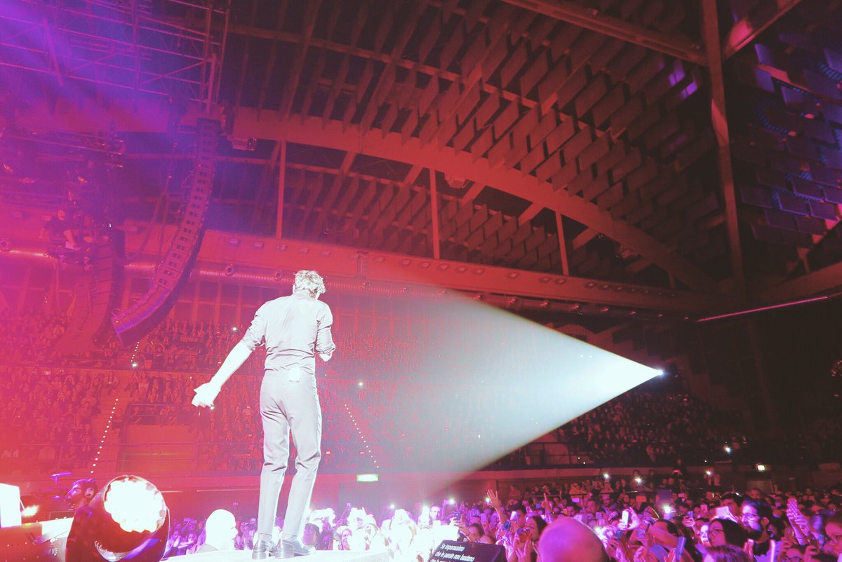 "Se imparassimo che le parole non bastano, che le occasioni si perdono e non ritornano mai lo sai":
#MengoniLiveMantova 
Staff