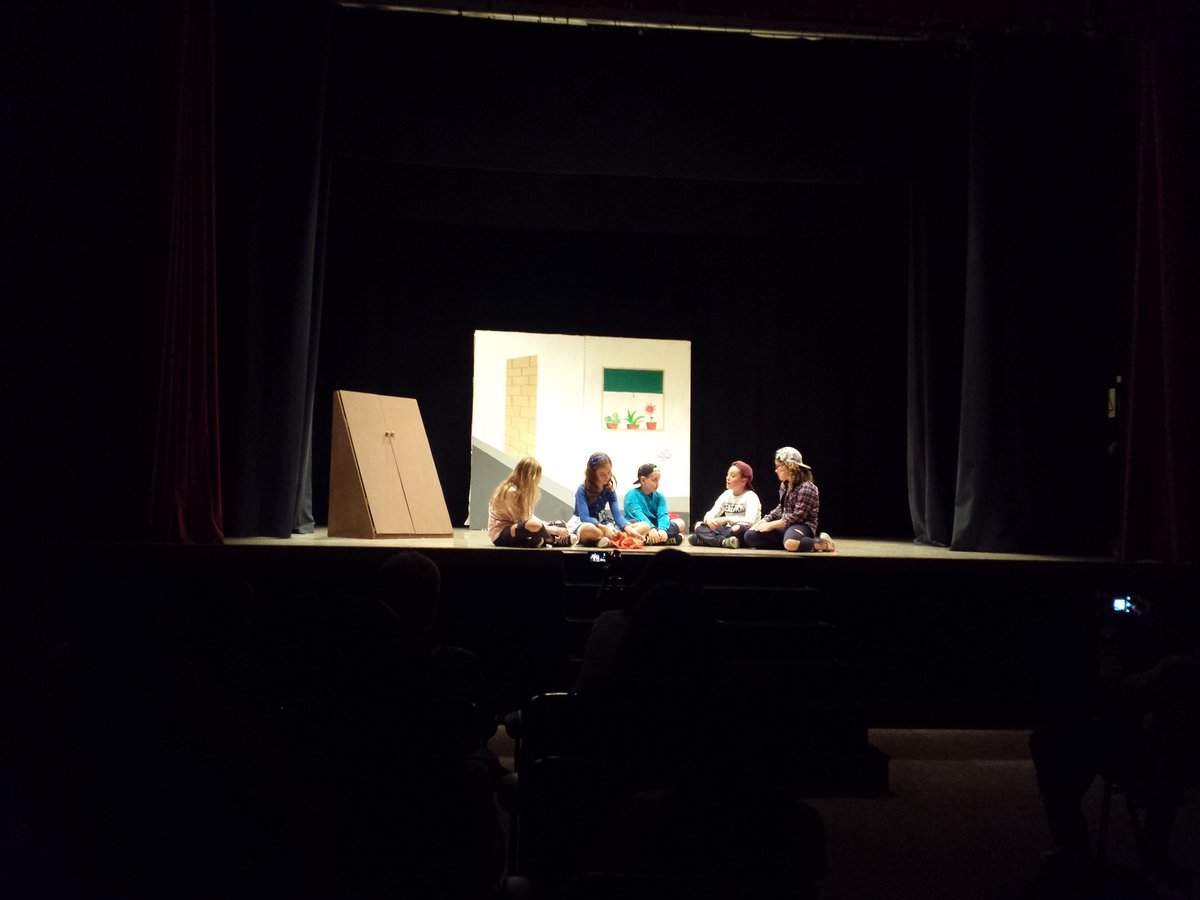falla_empalme's tweet photo. El nostre grup de teatre infantil en plena representació de "Un mon diferent"  a #burjassot #teatrefaller #falles2017 https://t.co/kt2UVvSjxa