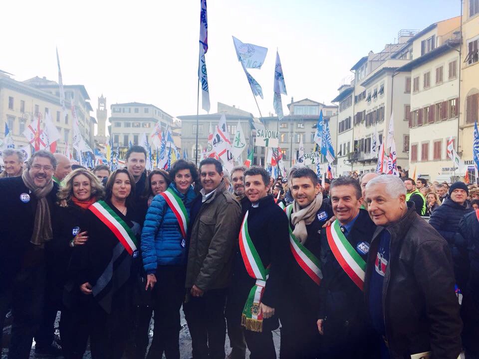 LilliLauro's tweet photo. A Firenze con tanti amici e colleghi x dire NO a questa orribile riforma. Il #4dicembre #cambiamoinsiemelItalia https://t.co/QIdzVemsc9