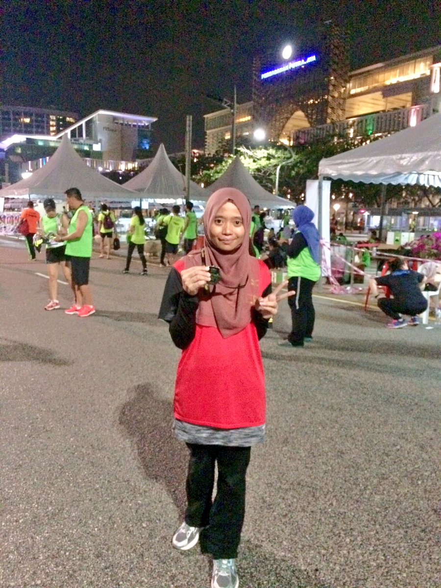 hazrinaerin's tweet photo. Done n baraiiii😭 #PNM2016 #PutrajayaNightMarathon https://t.co/Ssdl5jw6N5