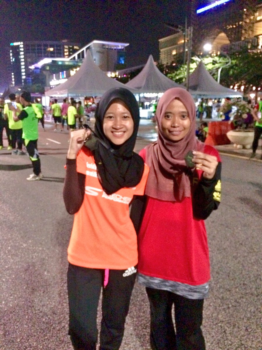 hazrinaerin's tweet photo. Done n baraiiii😭 #PNM2016 #PutrajayaNightMarathon https://t.co/Ssdl5jw6N5